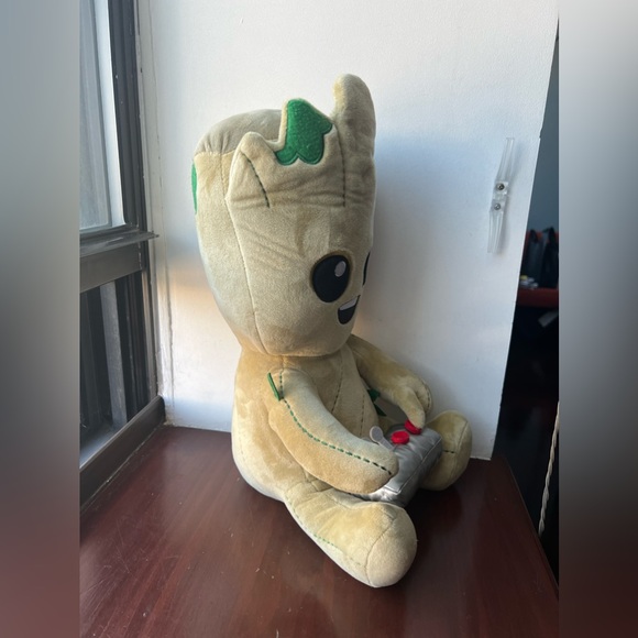 Guardians of The Galaxy Marvel Groot Hug Me Plush Vibrating Soft Toy 17" - Picture 3 of 6